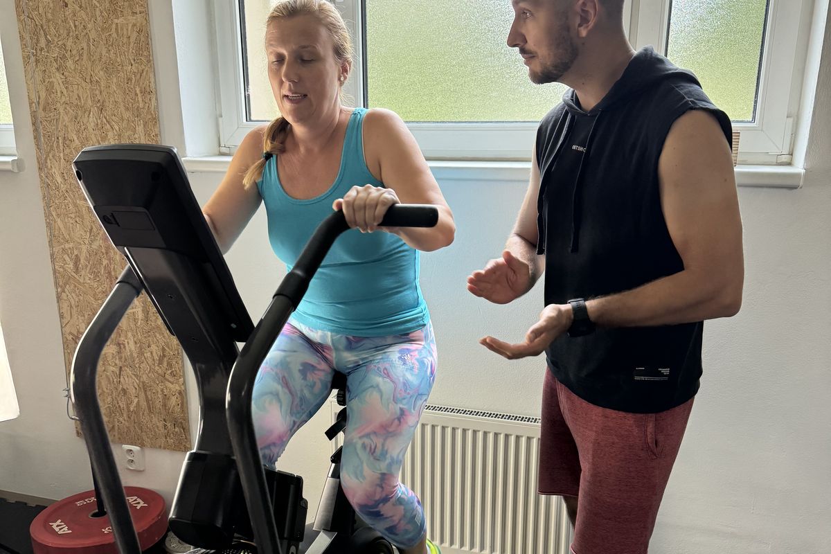 Trenér FitWay40 vysvětluje klientce výsledky měření v posilovně