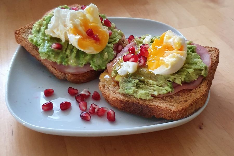 Snídaně z jídelníčku FitWay40: toast s avokádem, šunkou a ztraceným vejcem