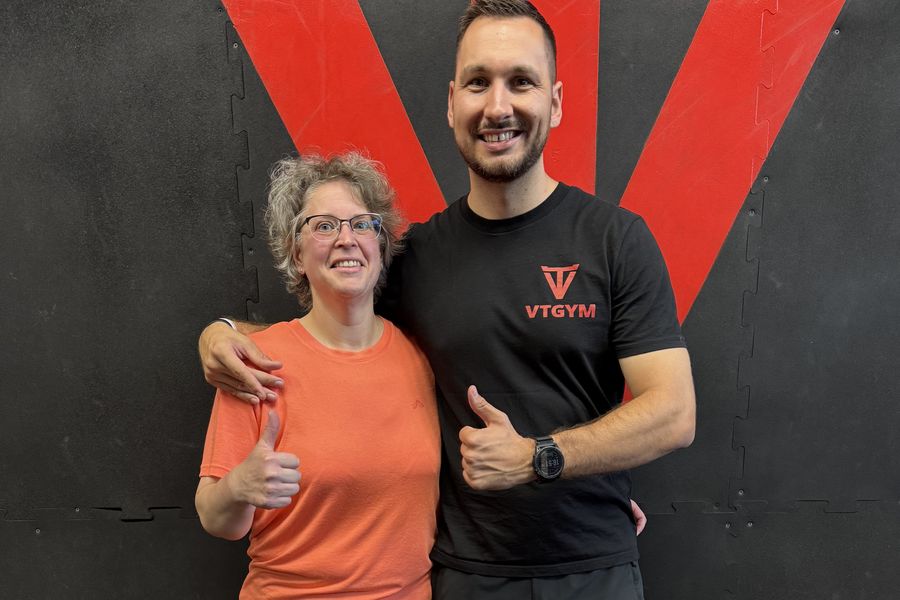 Klientka FitWay40 s trenérem po tréninku ve VT Gymu