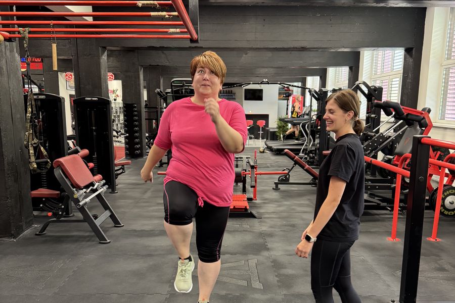 Klientka po čtyřicítce trénuje s trenérkou FitWay40 ve VT GYM