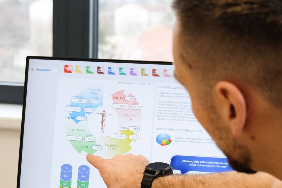 Trenér FitWay40 ukazuje na monitoru rozbor složení těla