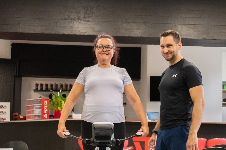 Klientka FitWay40 po čtyřicítce při měření na InBody s trenérem