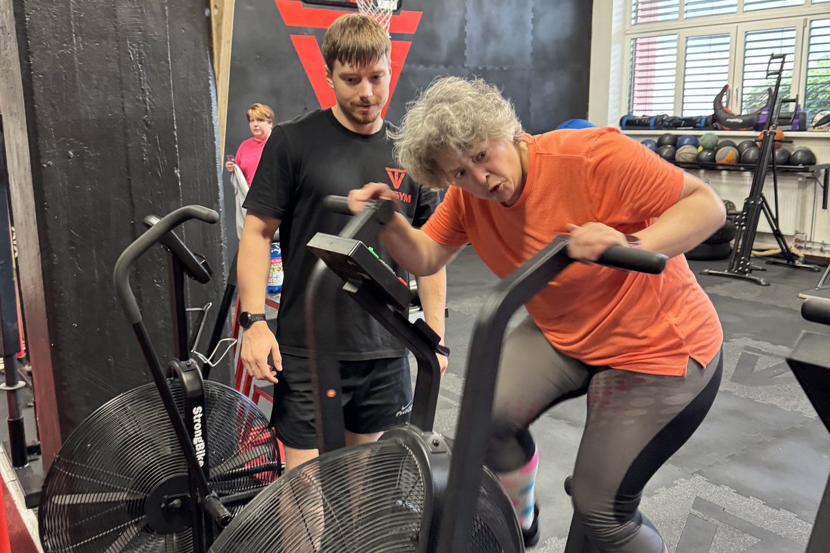 Klientka na airbiku s trenérem ve VT GYM