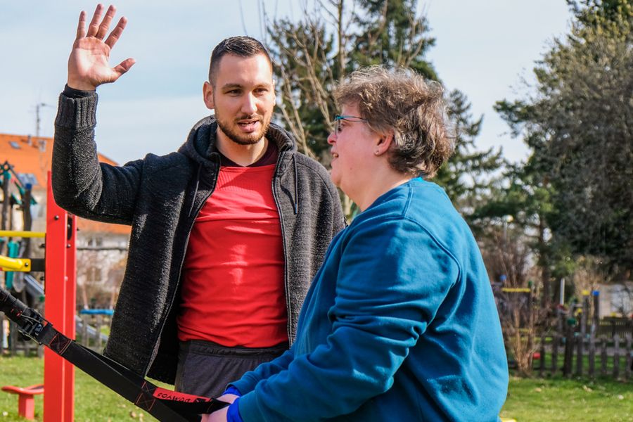 Trenér FitWay40 s klientkou při venkovním tréninku