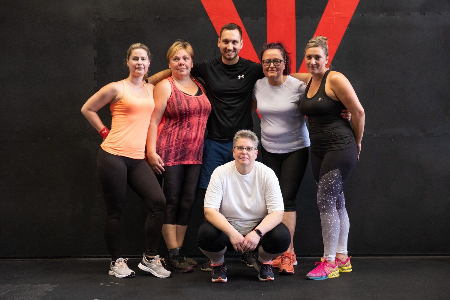 Skupina klientek FitWay40 s trenérem v posilovně