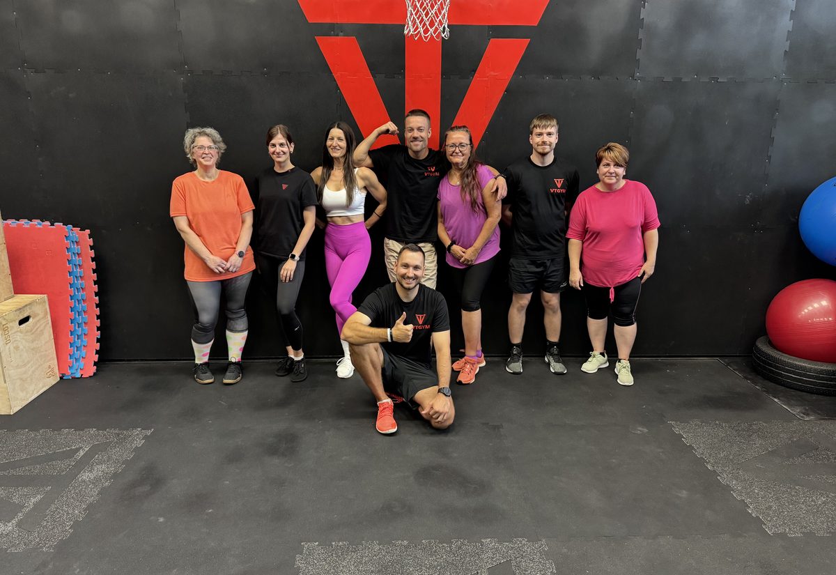 Tým trenérů FitWay40 s klientkami ve VT GYM v Praze 9 Kbelích