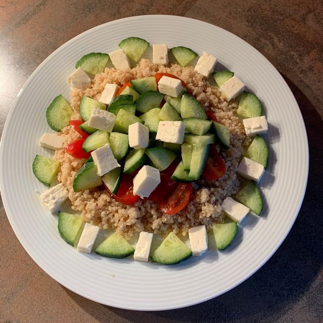 Quinoa s okurkou, rajčaty a sýrem