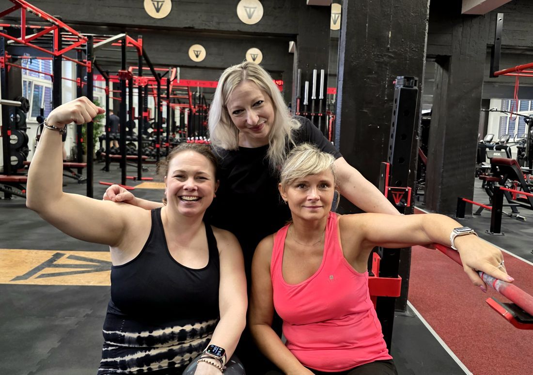 Tři usměvavé klientky FitWay40 po tréninku